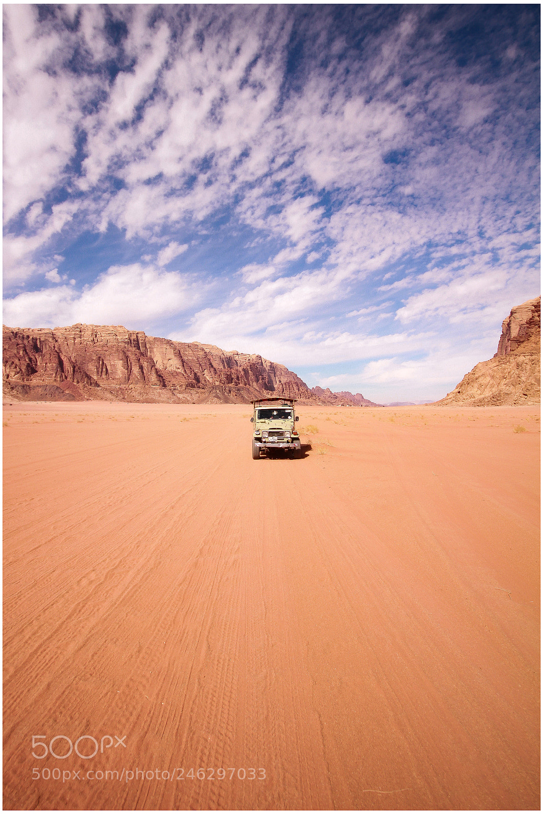 Canon EOS 700D (EOS Rebel T5i / EOS Kiss X7i) sample photo. Car in desert photography