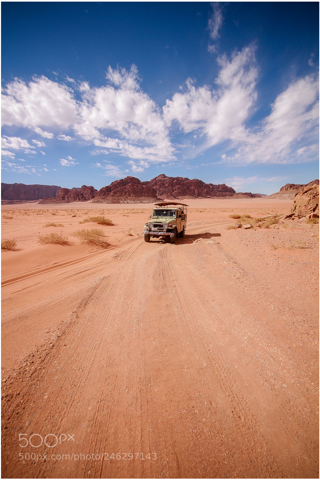 Canon EOS 700D (EOS Rebel T5i / EOS Kiss X7i) sample photo. Car in desert photography