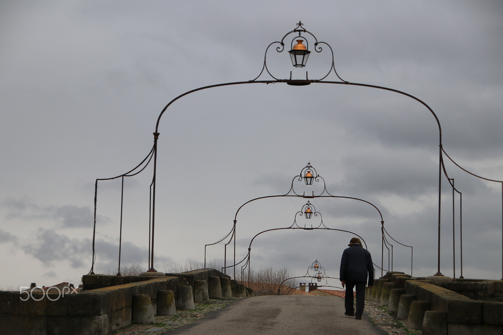 Canon EOS 80D + Sigma 18-250mm F3.5-6.3 DC OS HSM sample photo. Cruzando el puente photography