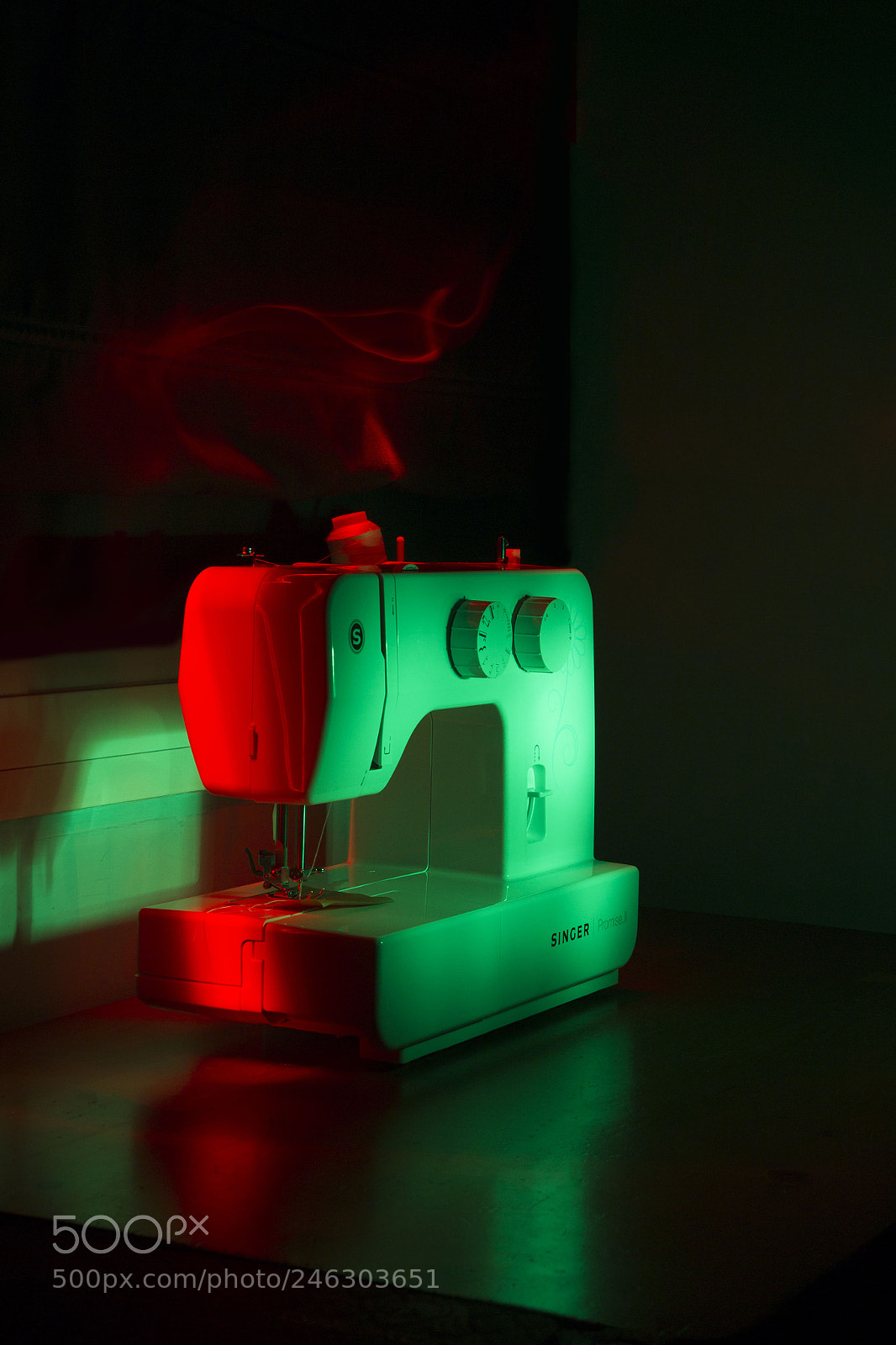 Canon EOS 550D (EOS Rebel T2i / EOS Kiss X4) sample photo. Hot sewing machine photography