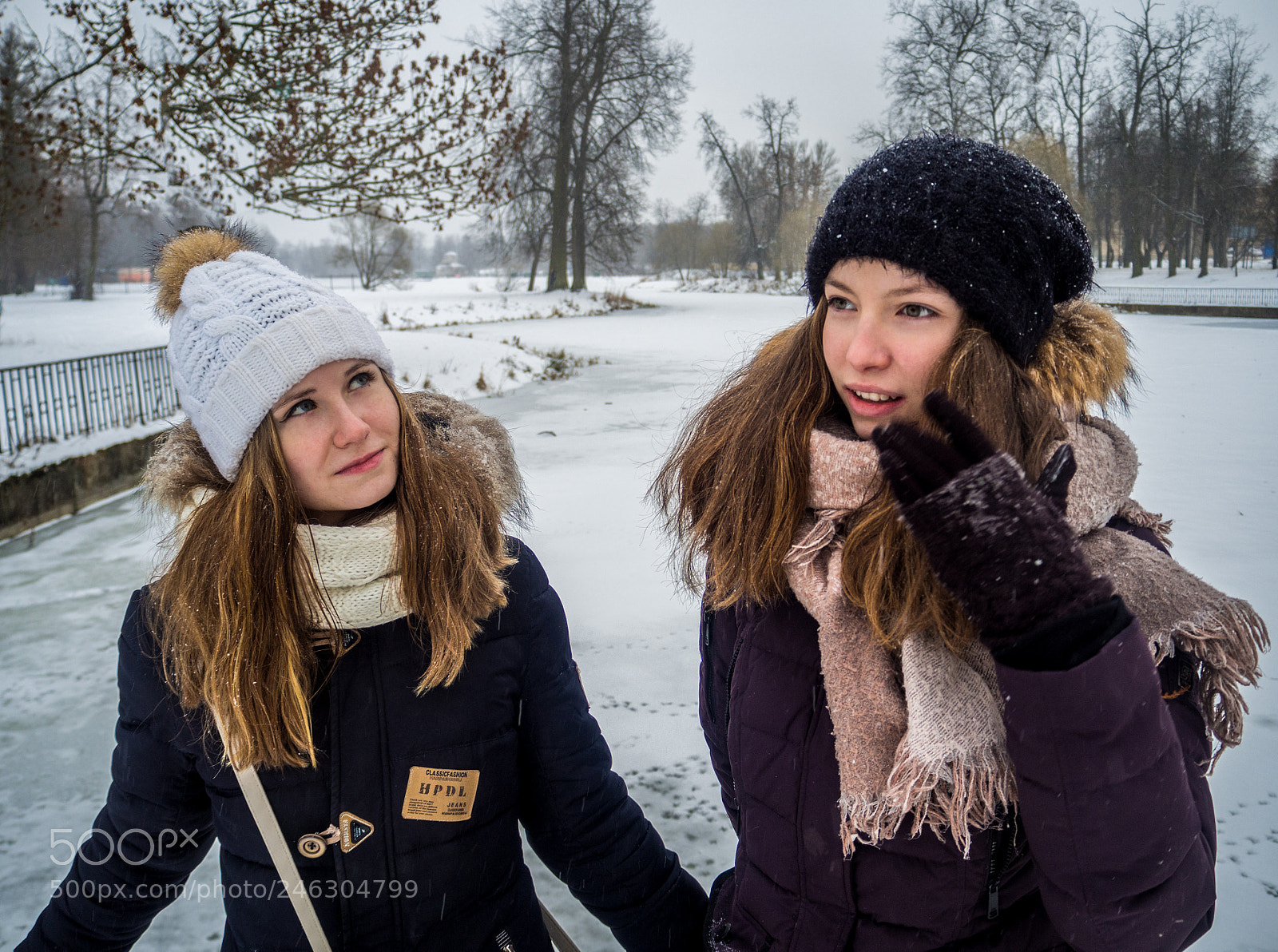Olympus OM-D E-M10 II sample photo. Girls in the winter photography