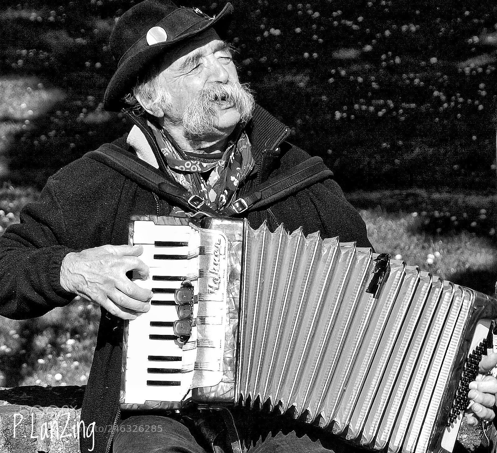 Olympus E-3 sample photo. Busker, london photography
