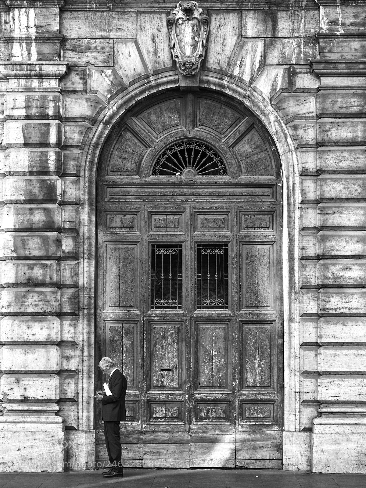Olympus OM-D E-M1 sample photo. The street door, rome photography