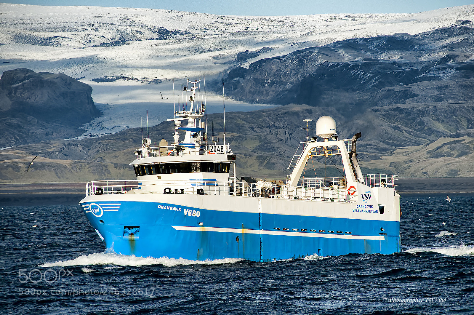 Nikon D5000 sample photo. Boat and eyjafjallajökull photography