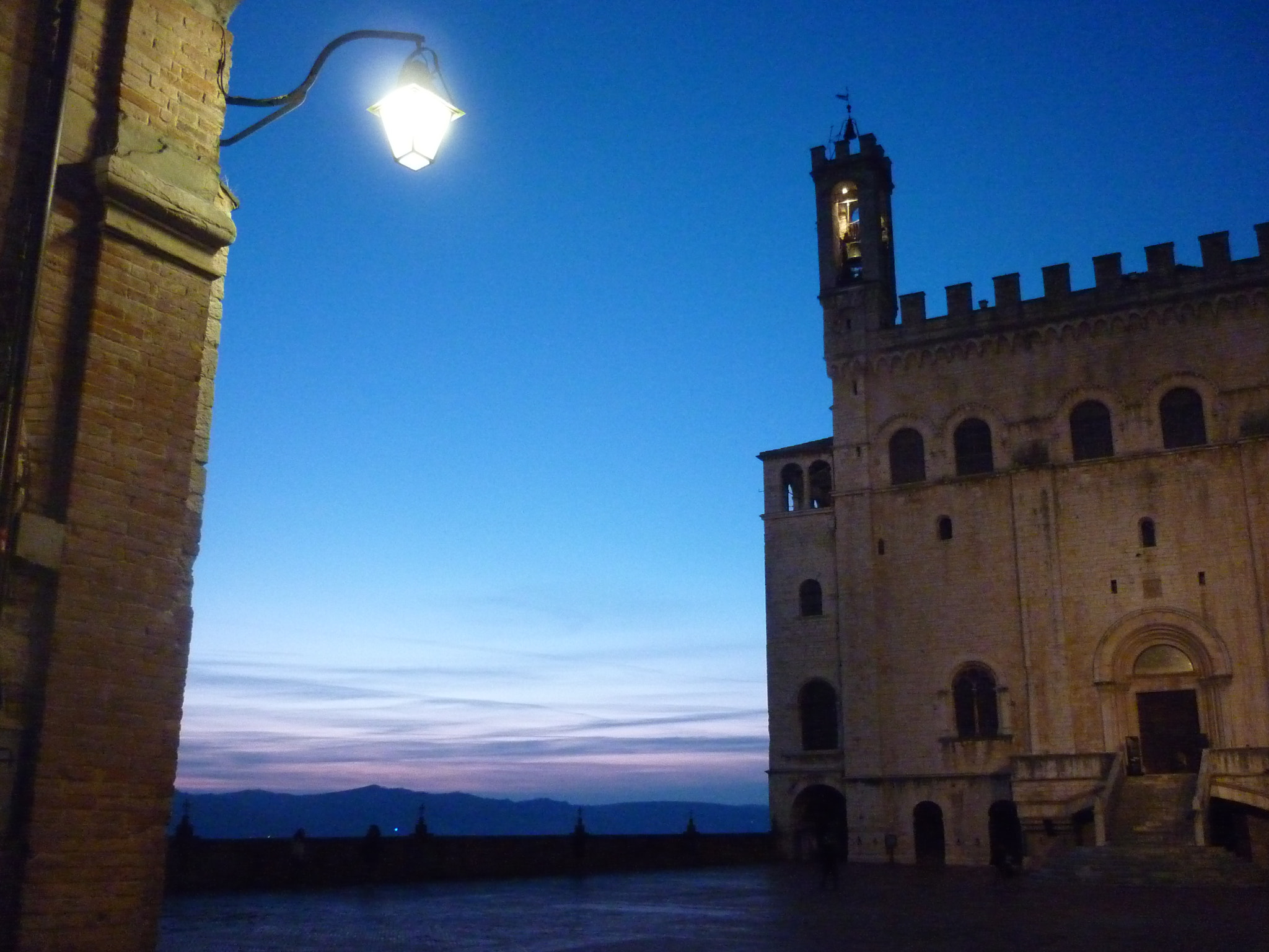 Panasonic DMC-FS42 sample photo. Gubbio evening photography