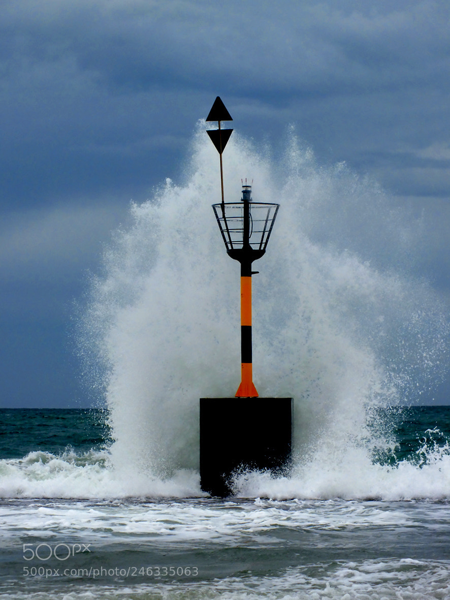 FujiFilm FinePix HS20 EXR (FinePix HS22 EXR) sample photo. Lighthouse wave photography