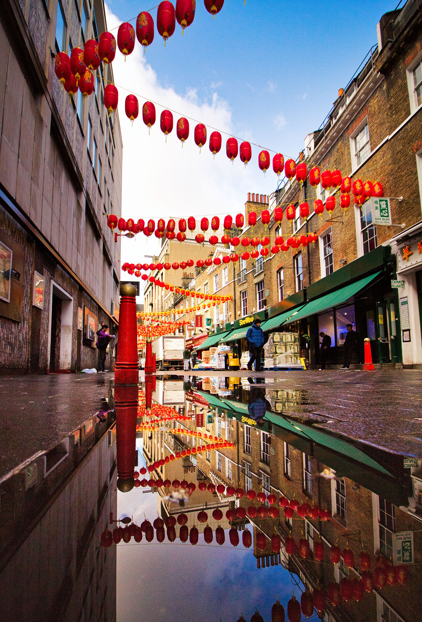 Canon EOS 100D (EOS Rebel SL1 / EOS Kiss X7) sample photo. Chinatown puddle reflection photography