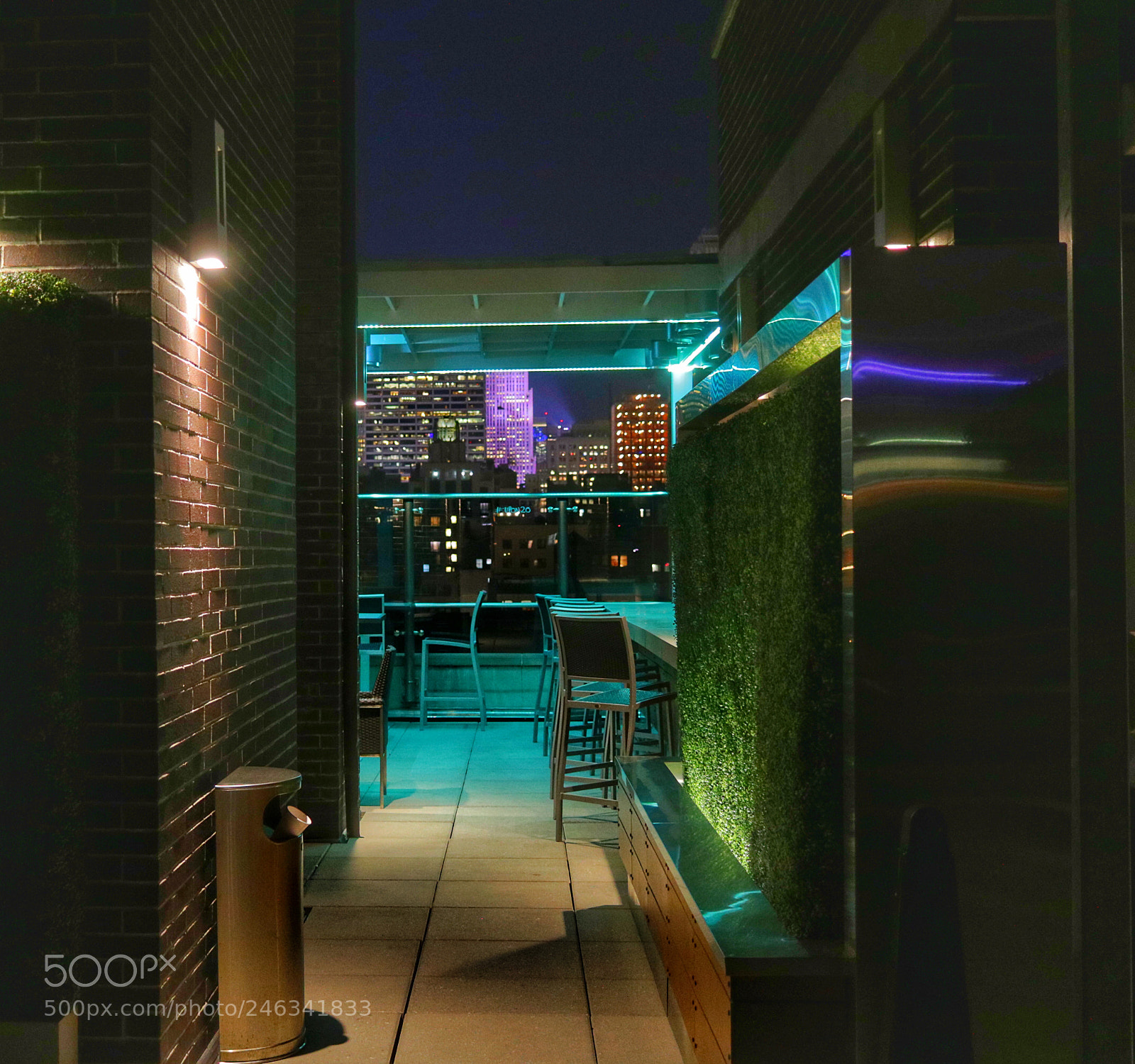 Canon EOS 760D (EOS Rebel T6s / EOS 8000D) sample photo. Al final del bar photography
