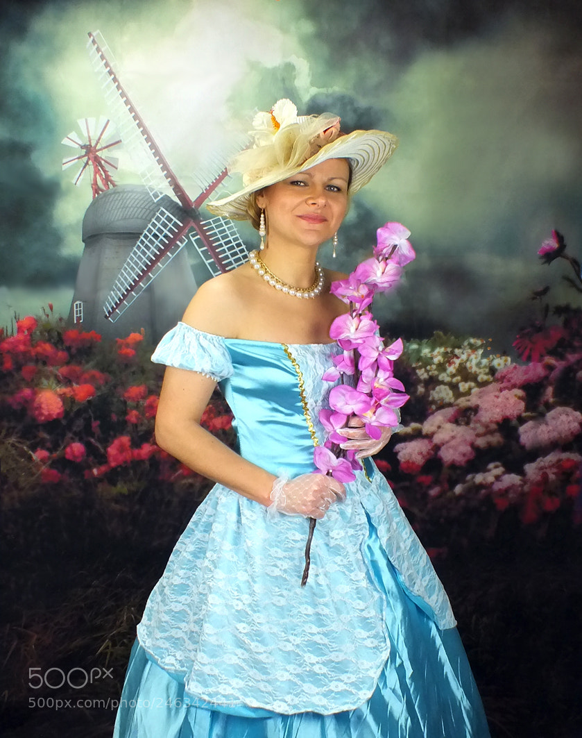 FujiFilm FinePix HS20 EXR (FinePix HS22 EXR) sample photo. Antique lady photography