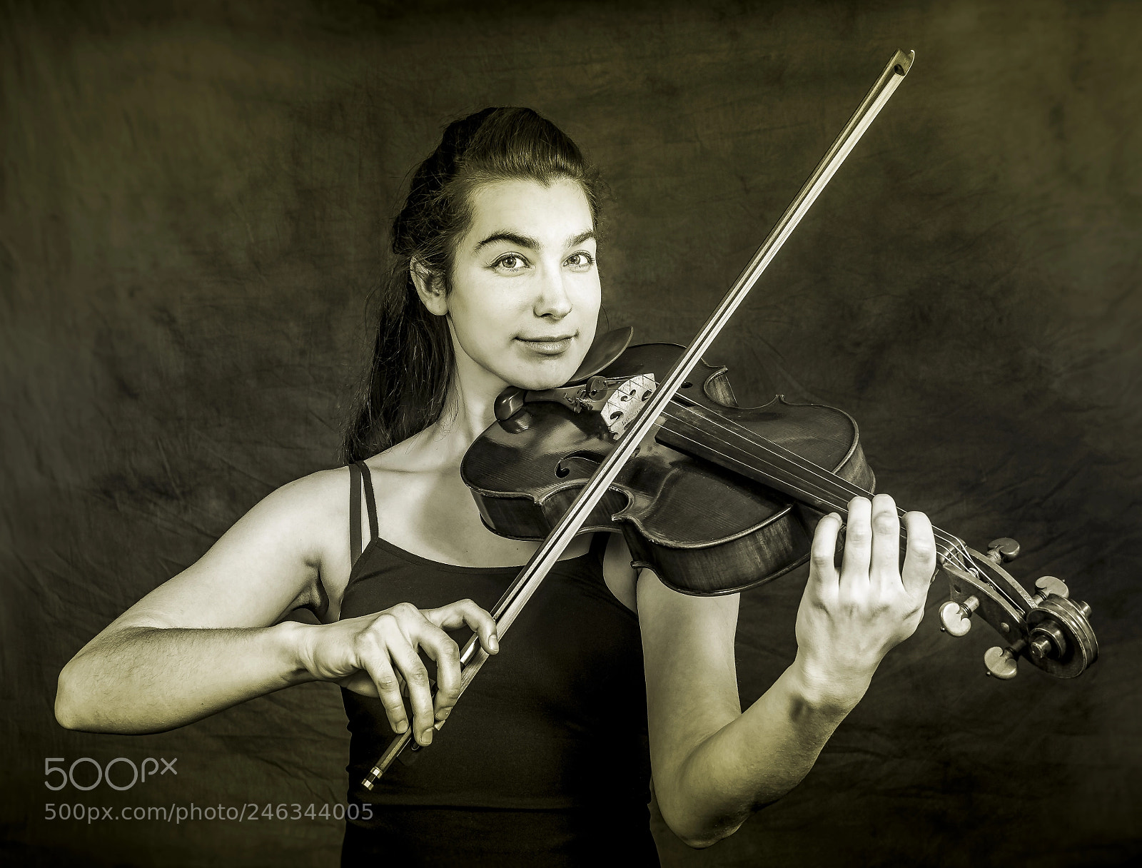 Olympus OM-D E-M1 sample photo. The violist / l'altiste photography