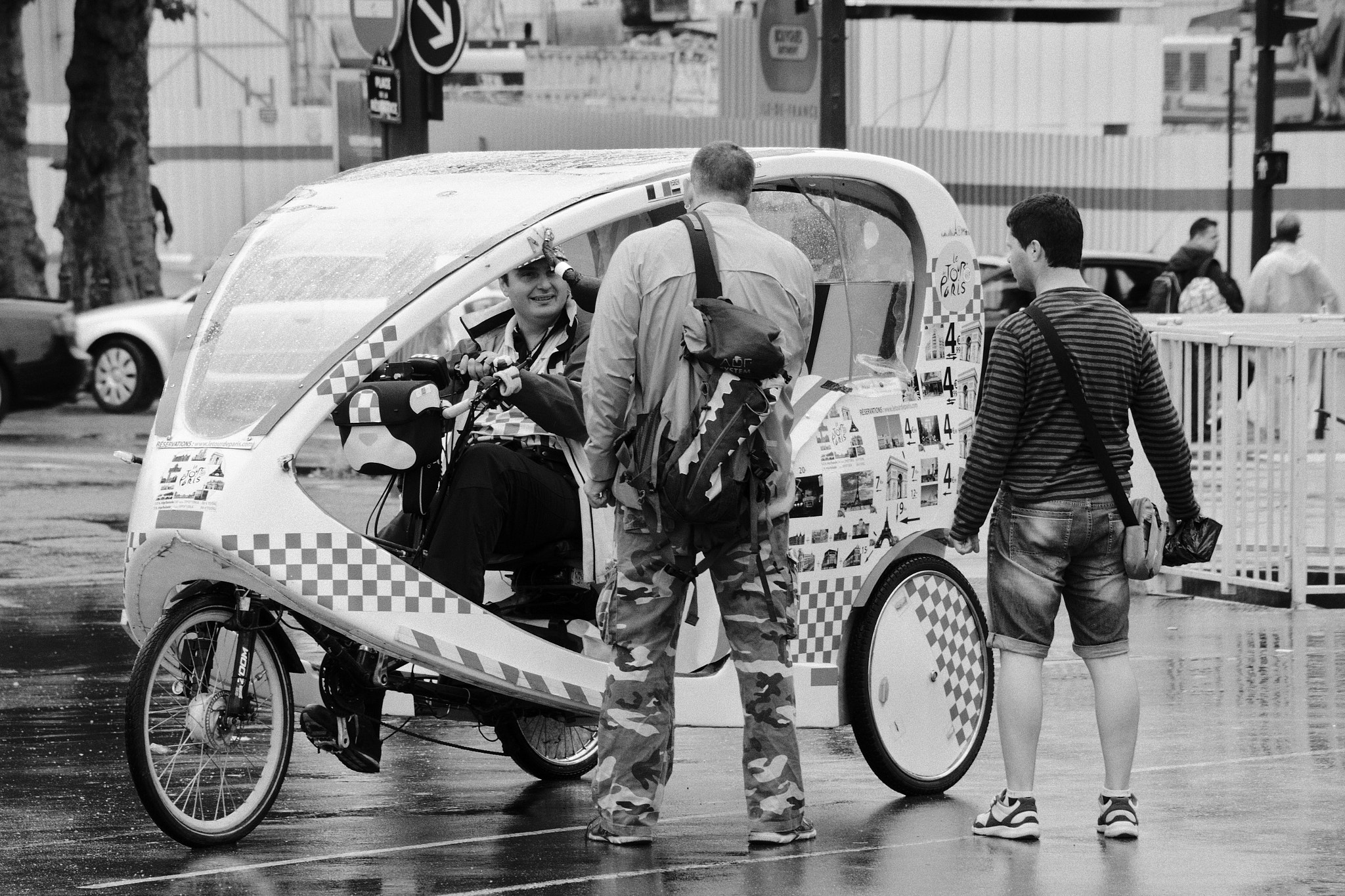 Canon EOS 550D (EOS Rebel T2i / EOS Kiss X4) sample photo. A street negotiation photography