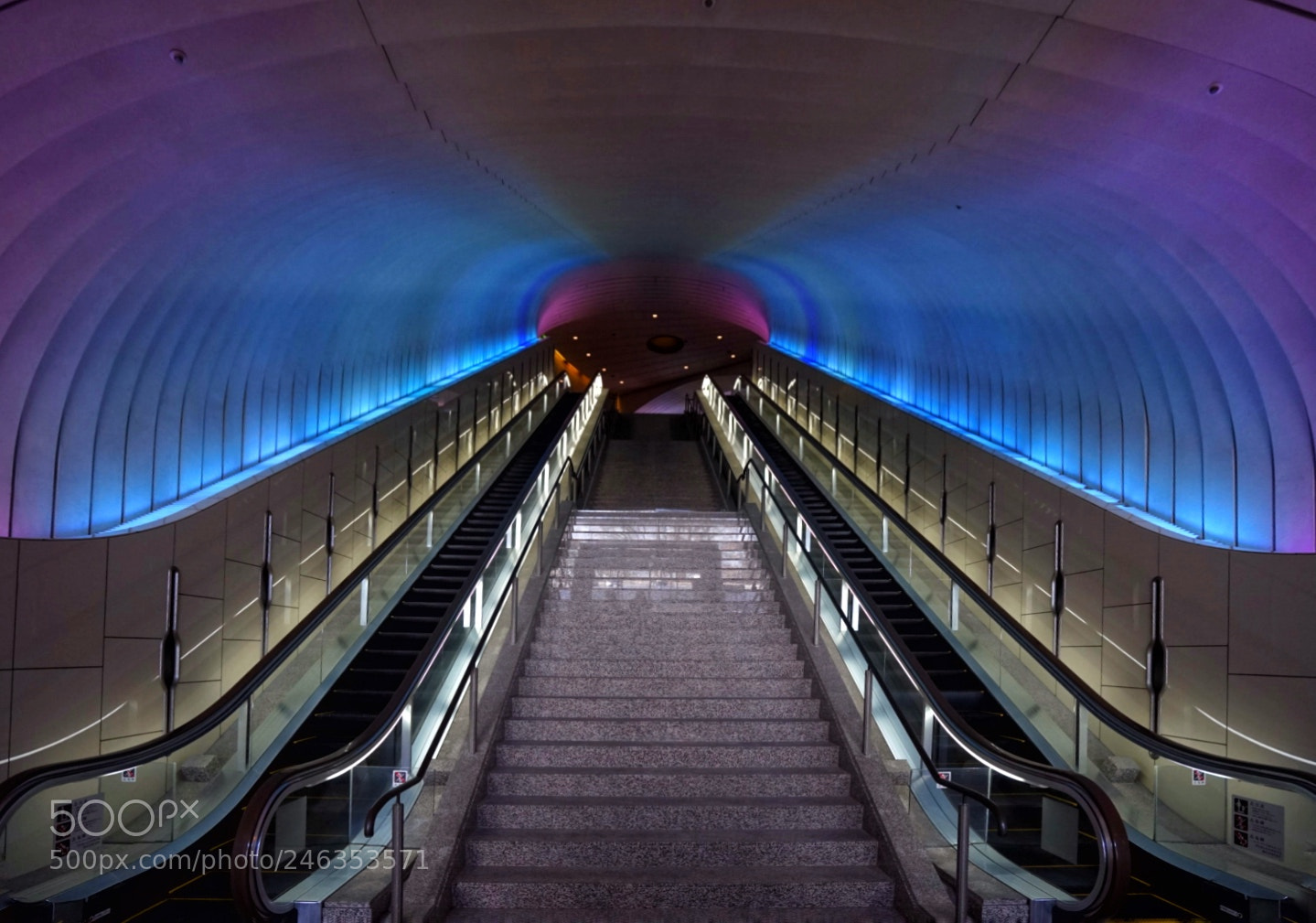 Sony a7 sample photo. Moa museum entrance photography