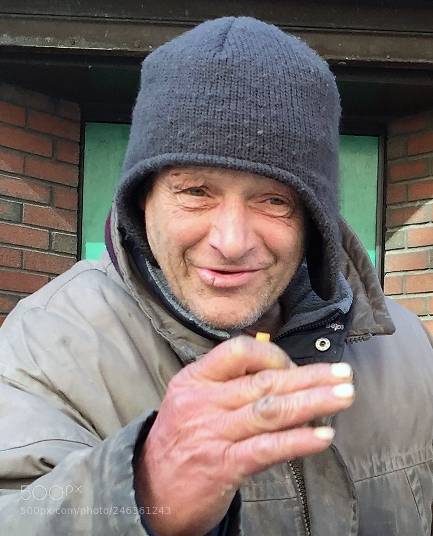 Apple iPhone 6 Plus sample photo. A street person on photography