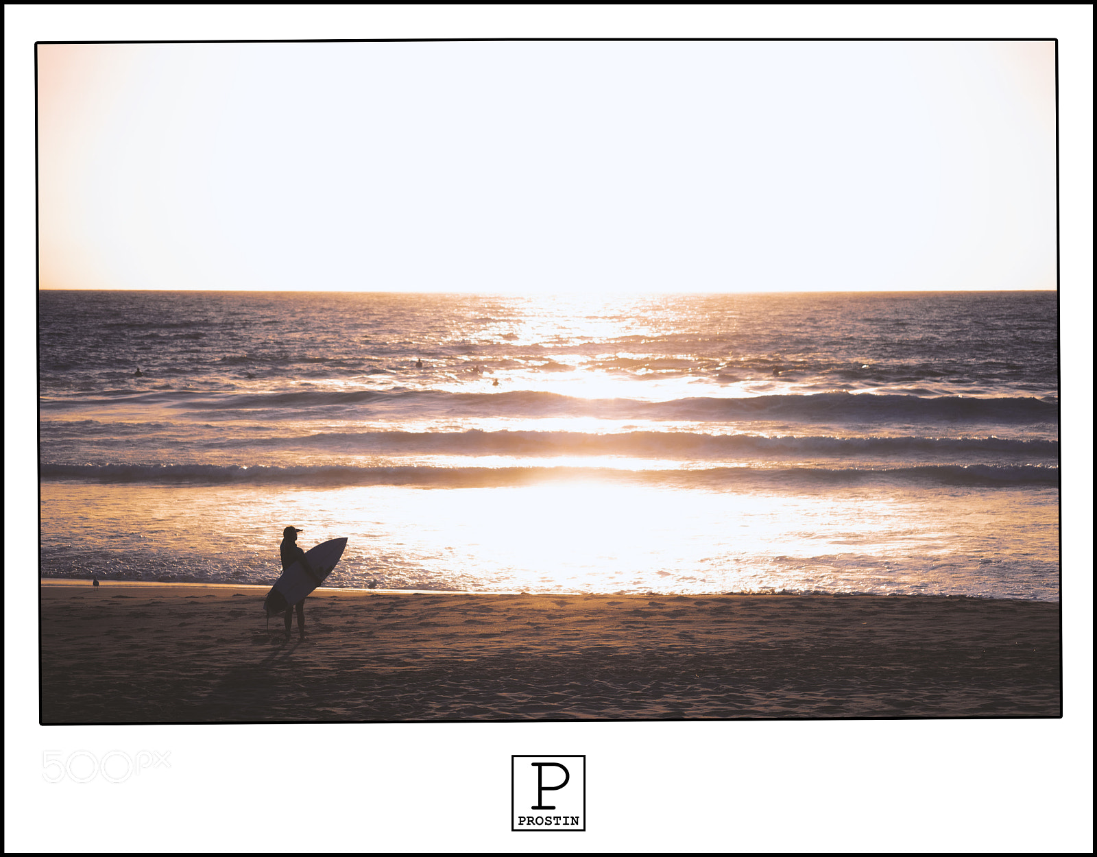 Fujifilm X-T20 sample photo. Surfer watching the sunrise photography