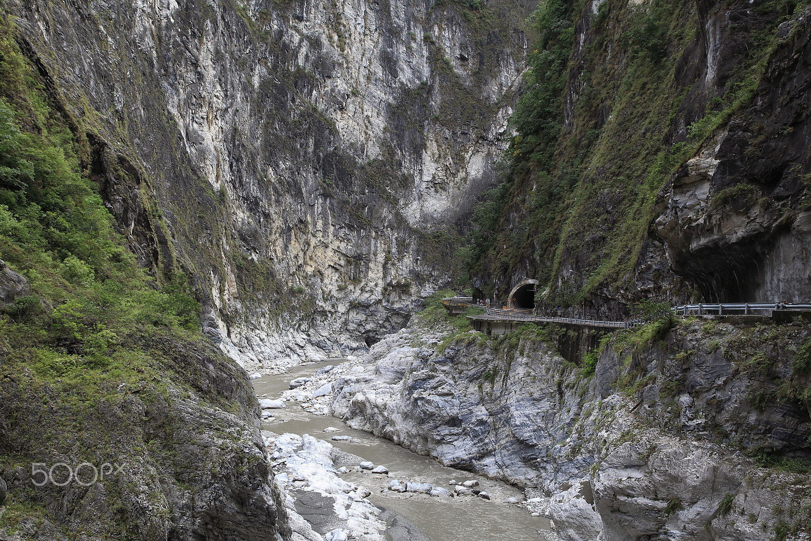 Canon EF 24-105mm F4L IS USM sample photo. Cross the island highway along taroko gorge in taiwan photography