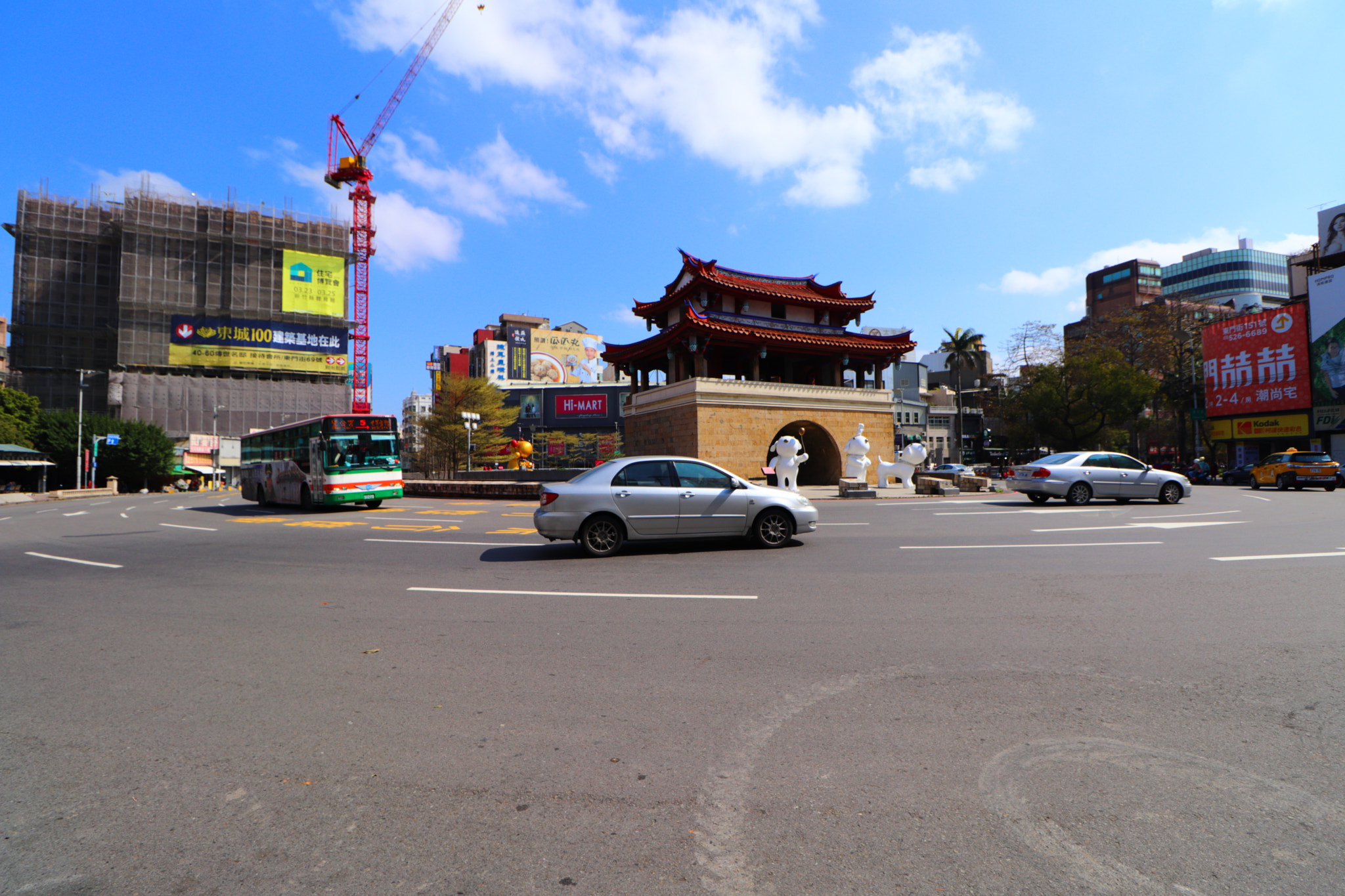 Canon EOS 77D (EOS 9000D / EOS 770D) sample photo. Sunny roundabout photography