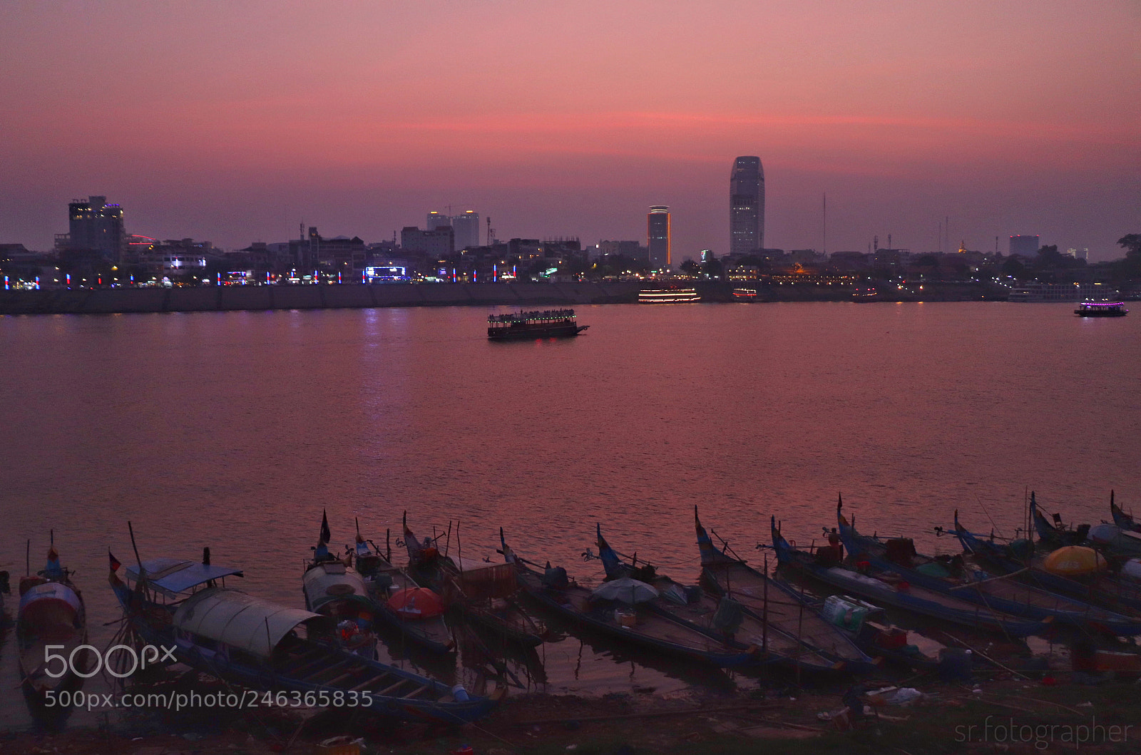 Canon EOS 800D (EOS Rebel T7i / EOS Kiss X9i) sample photo. The modern city vs photography