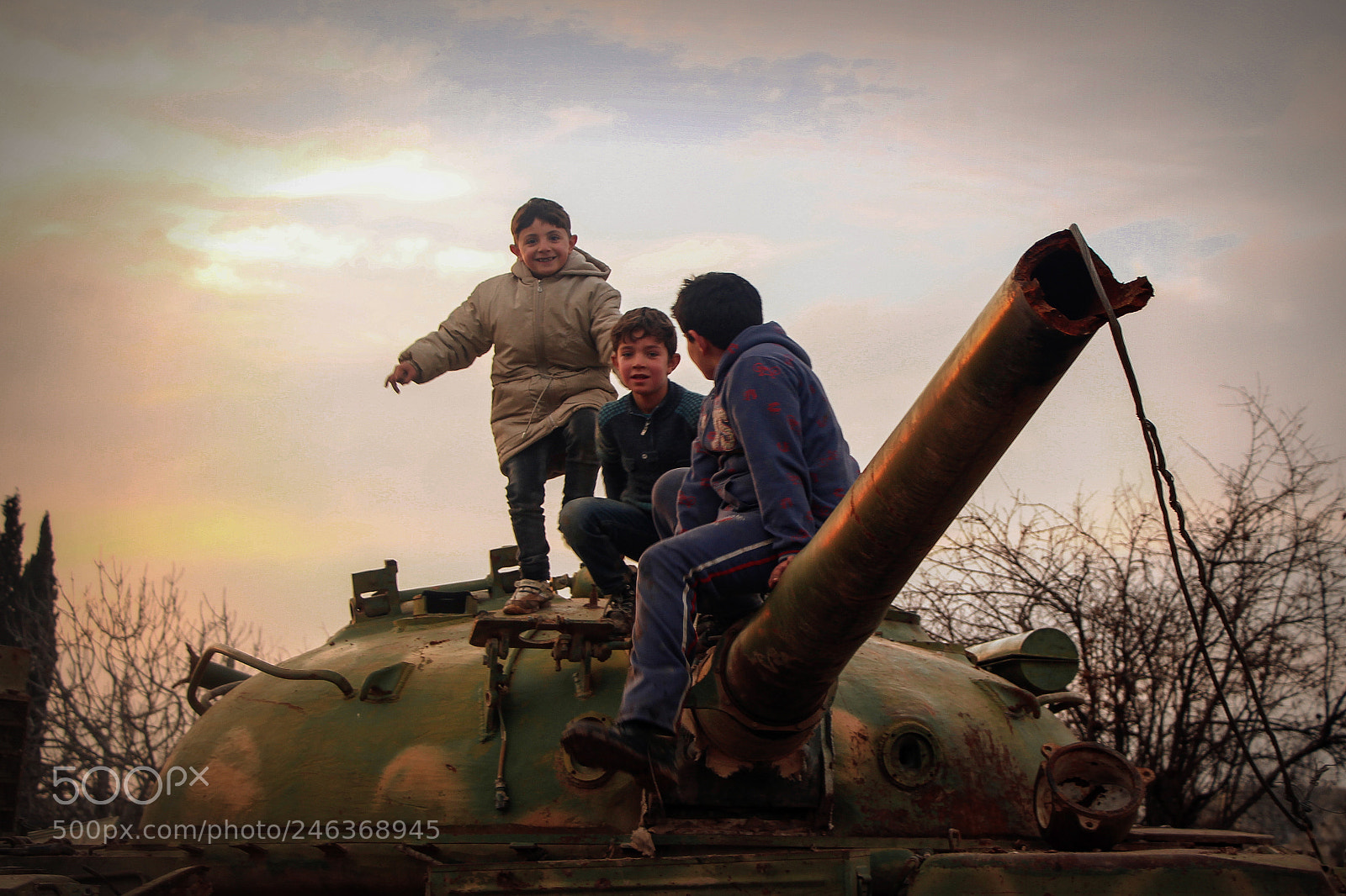 Canon EOS 700D (EOS Rebel T5i / EOS Kiss X7i) sample photo. Smile above destroyed tank photography