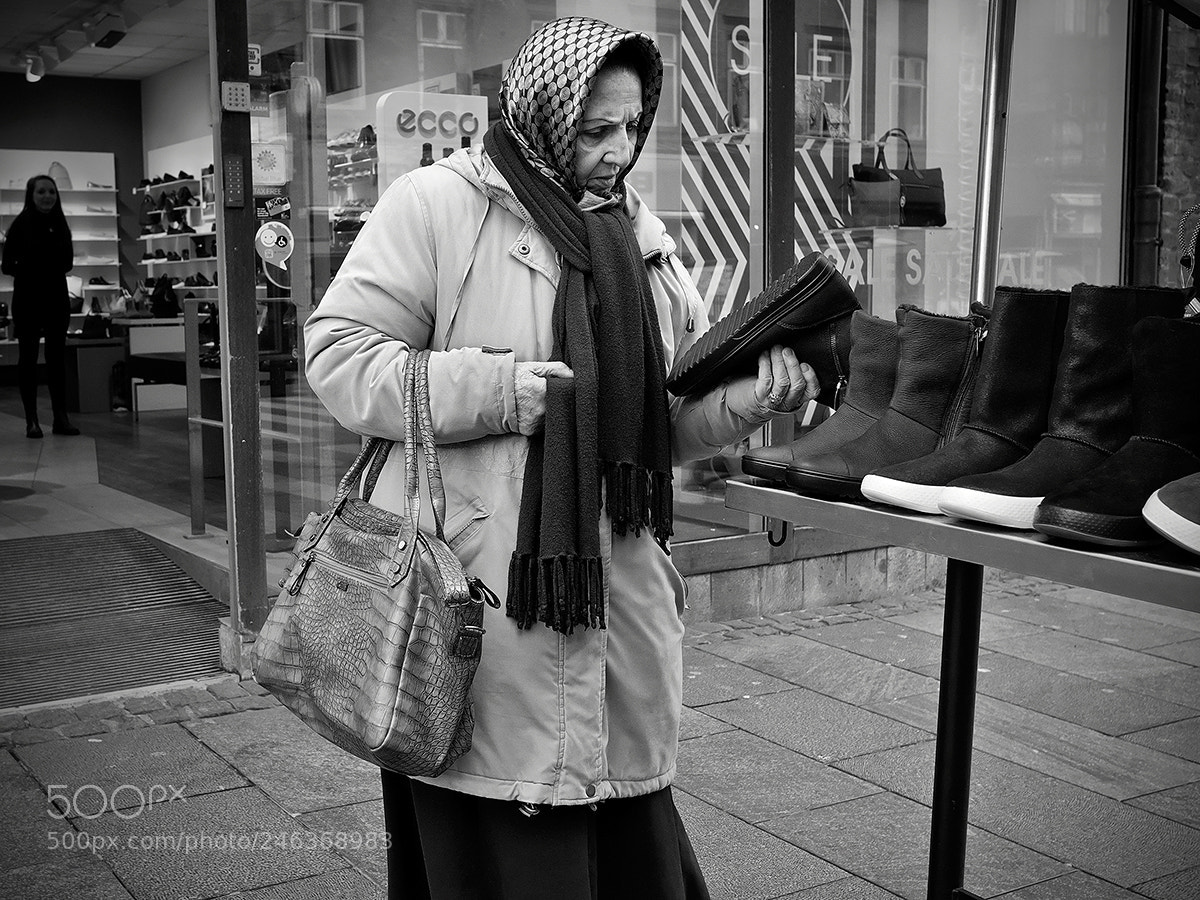 Fujifilm X-Pro2 sample photo. Checking the tread photography