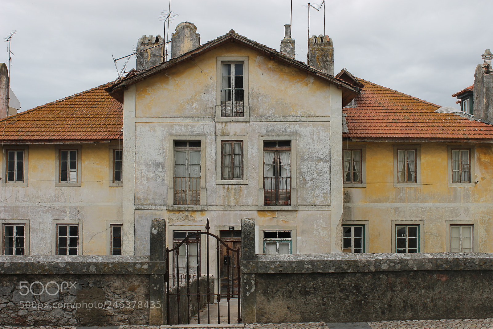 Canon EOS 1100D (EOS Rebel T3 / EOS Kiss X50) sample photo. House in lisbon photography