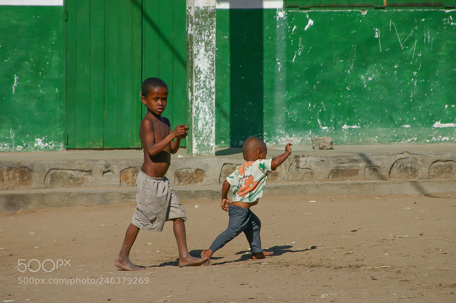 Canon EOS 300D (EOS Digital Rebel / EOS Kiss Digital) sample photo. Madagascar villaggio con bambini. photography