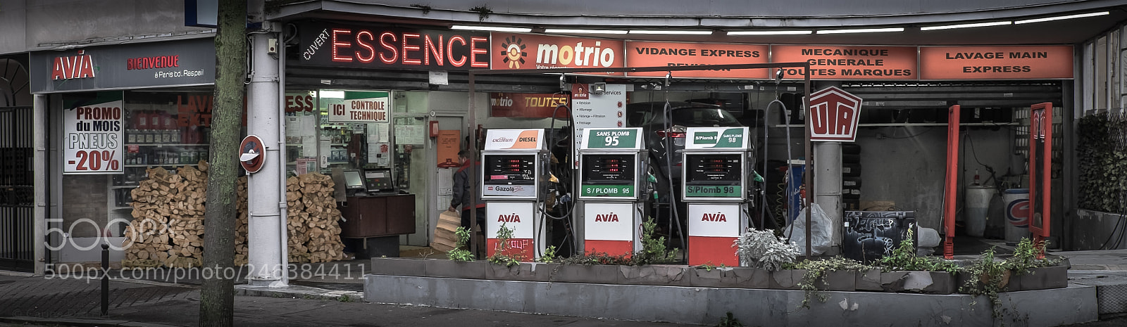 Fujifilm X-E2 sample photo. Old parisian gas-station/garage photography