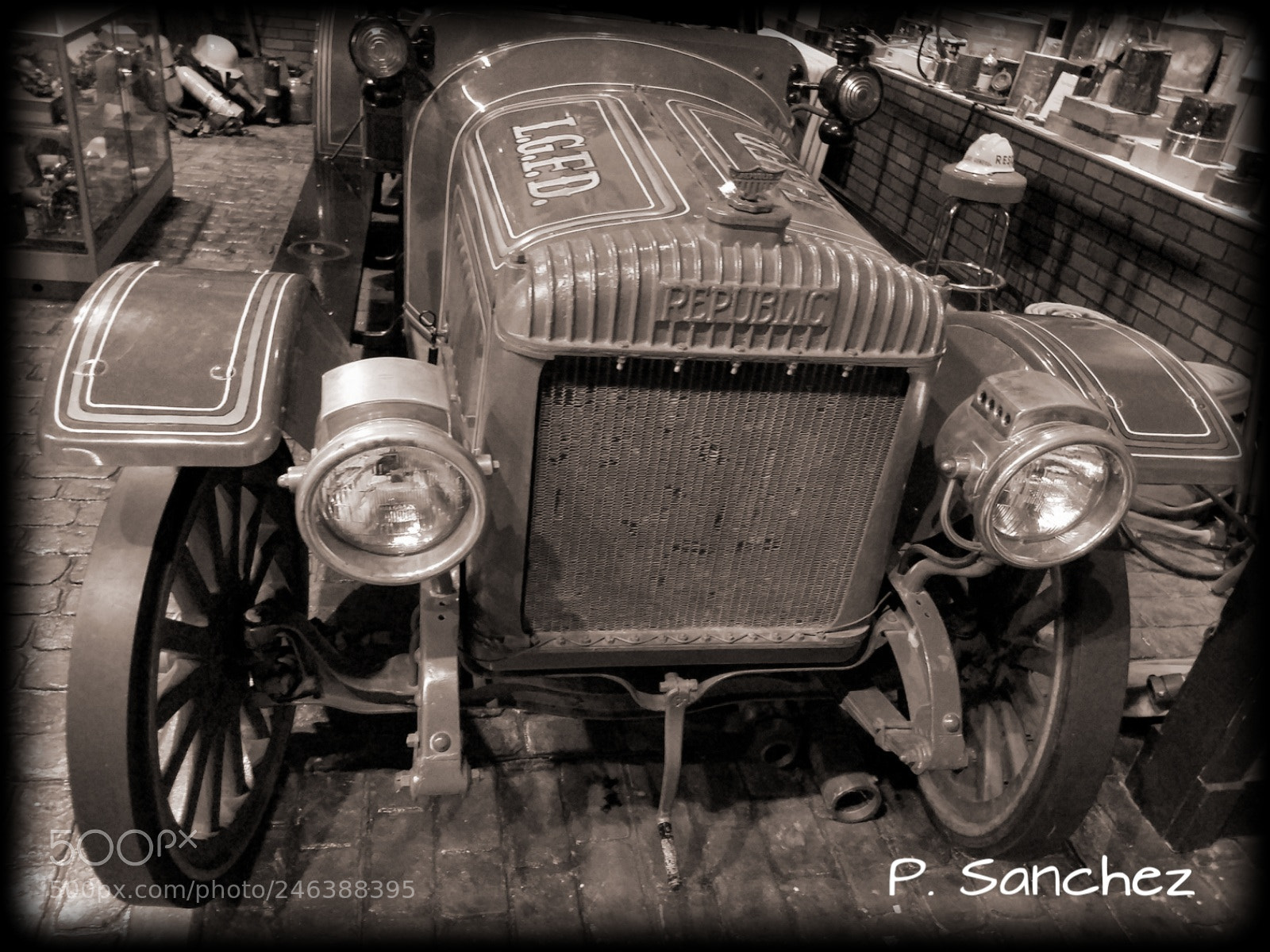 Samsung Galaxy S7 sample photo. Old fire truck photography