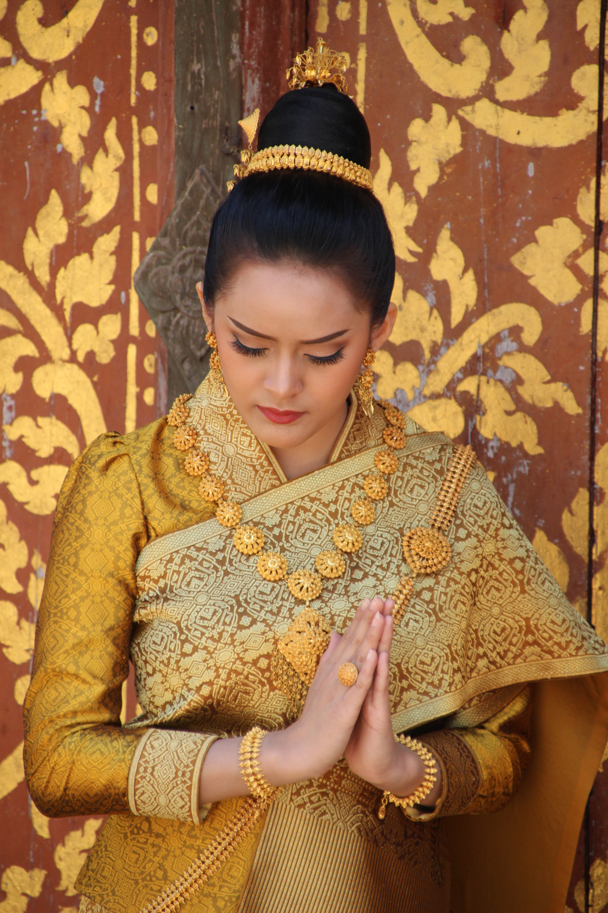 Canon EOS 100D (EOS Rebel SL1 / EOS Kiss X7) sample photo. Woman in a temple photography