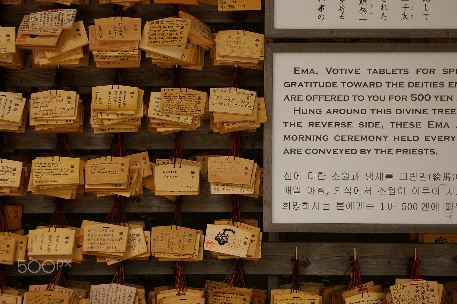 Pentax *ist DS2 sample photo. Praying at a japanese temple photography