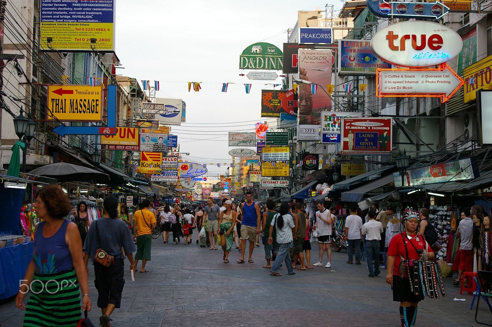 Pentax *ist DS2 sample photo. Khaosan street photography