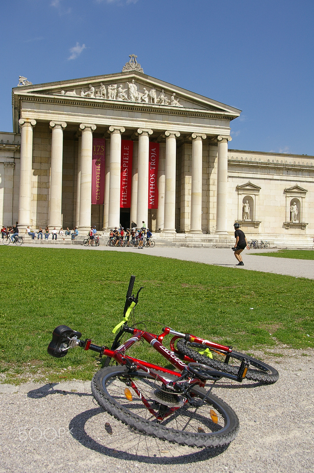 Pentax *ist DS2 sample photo. Bike and museum photography