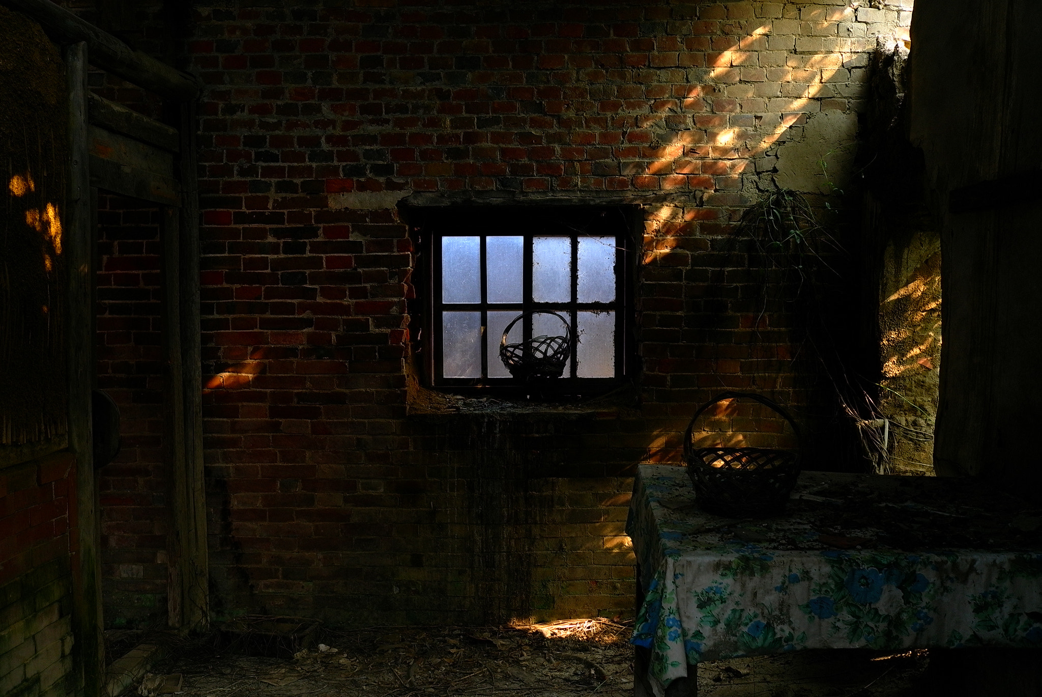 Leica X1 sample photo. Abandoned house photography