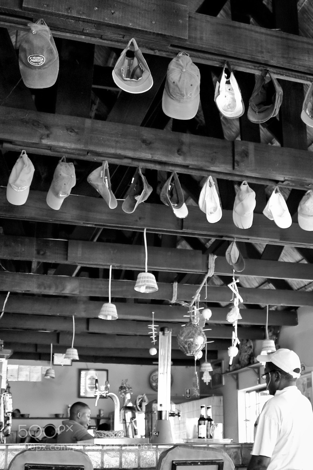 Canon EOS 100D (EOS Rebel SL1 / EOS Kiss X7) sample photo. A quiet bar with photography