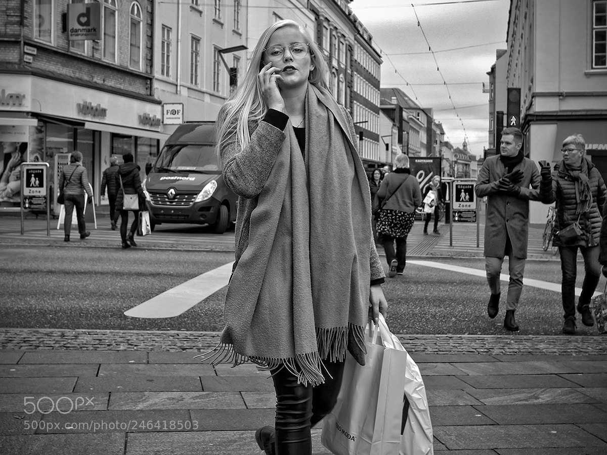 Fujifilm X-Pro2 sample photo. Shopper on phone photography