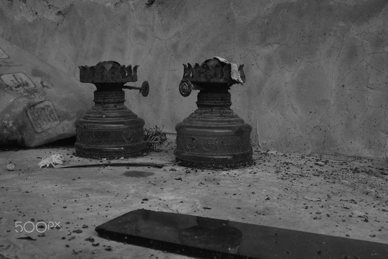 Nikon D5200 + Tamron AF 18-200mm F3.5-6.3 XR Di II LD Aspherical (IF) Macro sample photo. Old lamps black and white photography