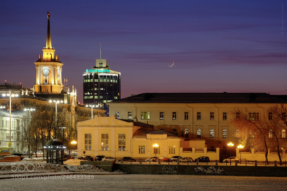 Fujifilm X-T1 sample photo. City and crescent moon photography