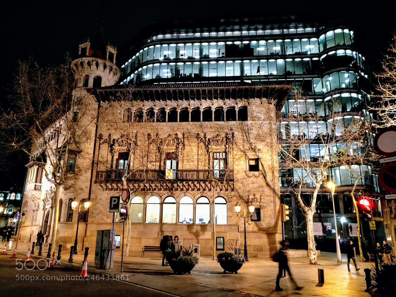 HUAWEI nova plus sample photo. M.g. barcelona building photography