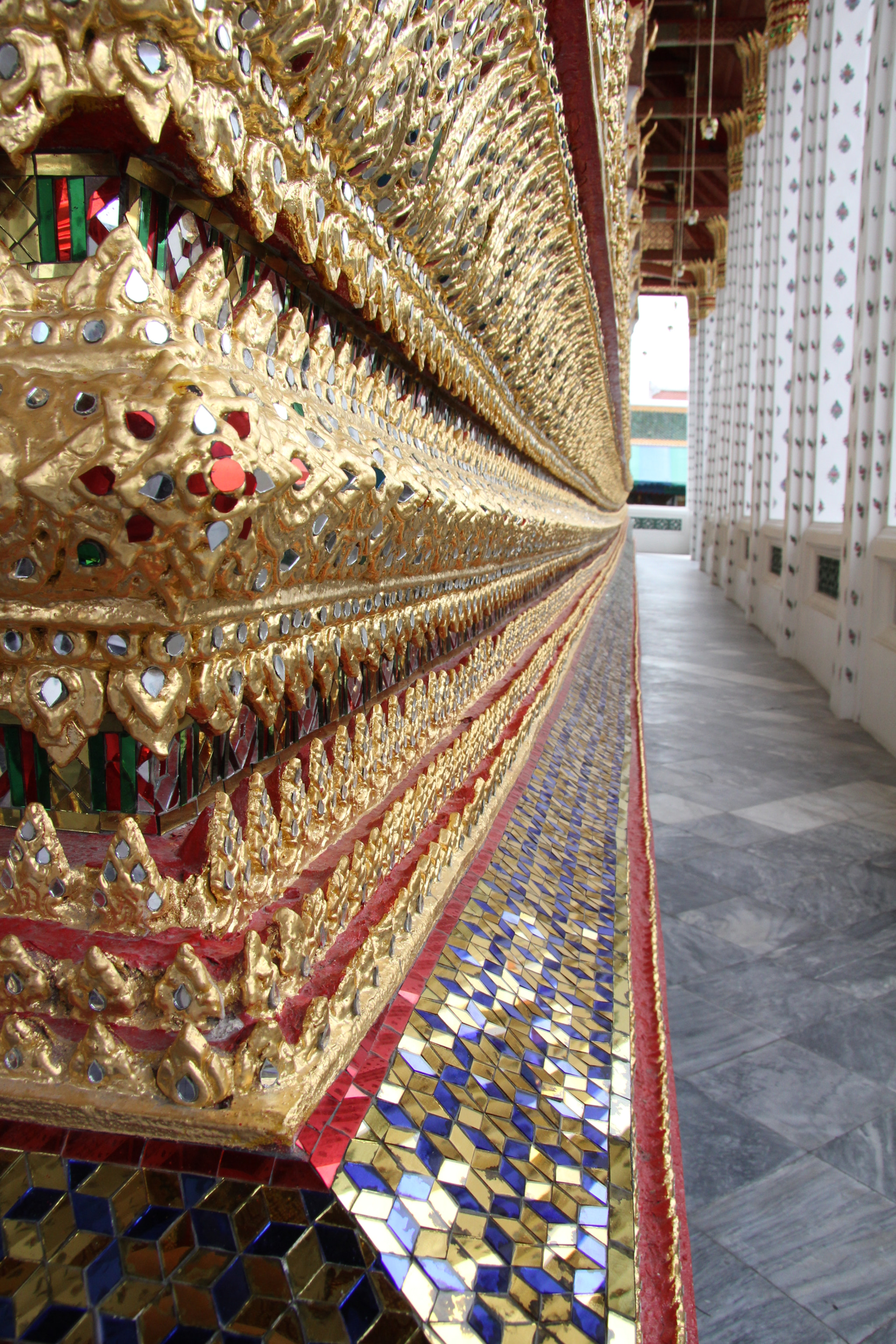 Canon EF-S 17-85mm F4-5.6 IS USM sample photo. Gold corridor photography