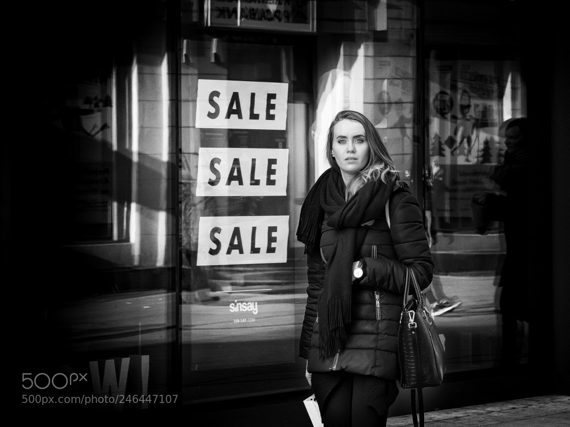 Nikon D500 sample photo. Woman shopping photography