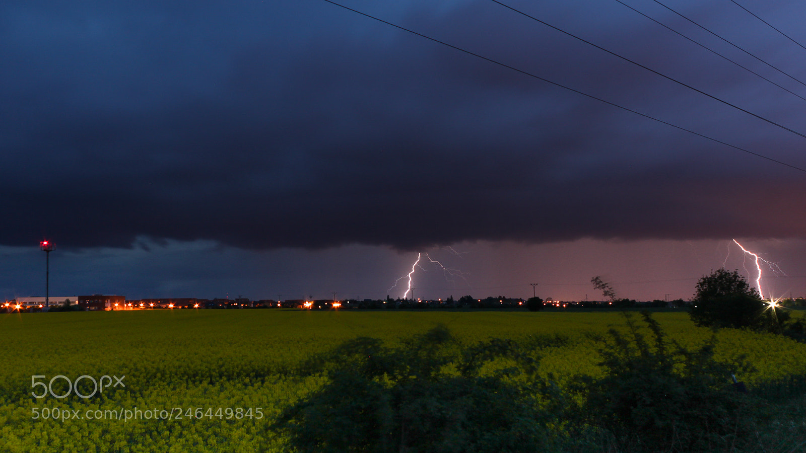Canon EOS 500D (EOS Rebel T1i / EOS Kiss X3) sample photo. Lightning in coming storm photography