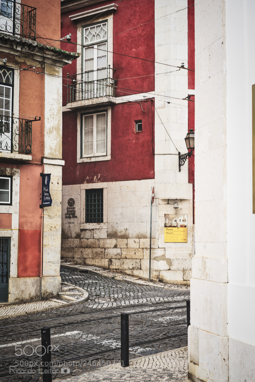 Sony a7R sample photo. Cruzamento de becos photography