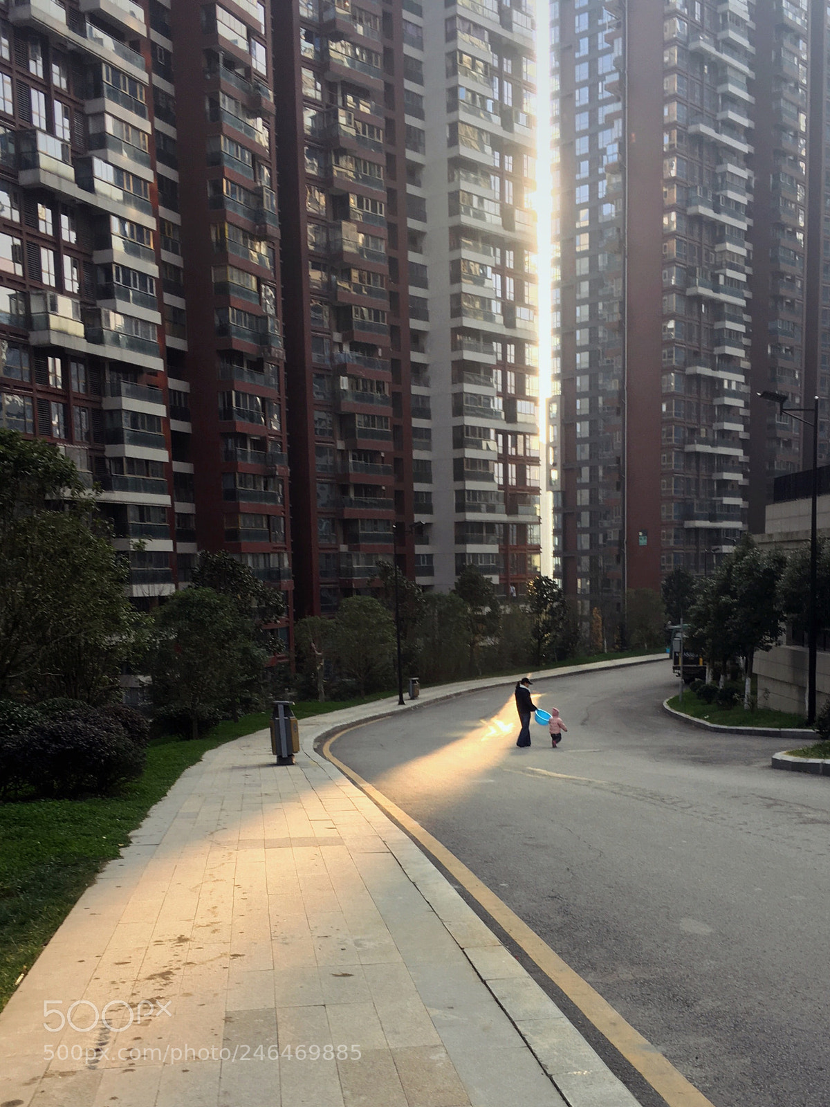 Apple iPhone 6s sample photo. 小区停水了，物业叔叔送水来了 photography