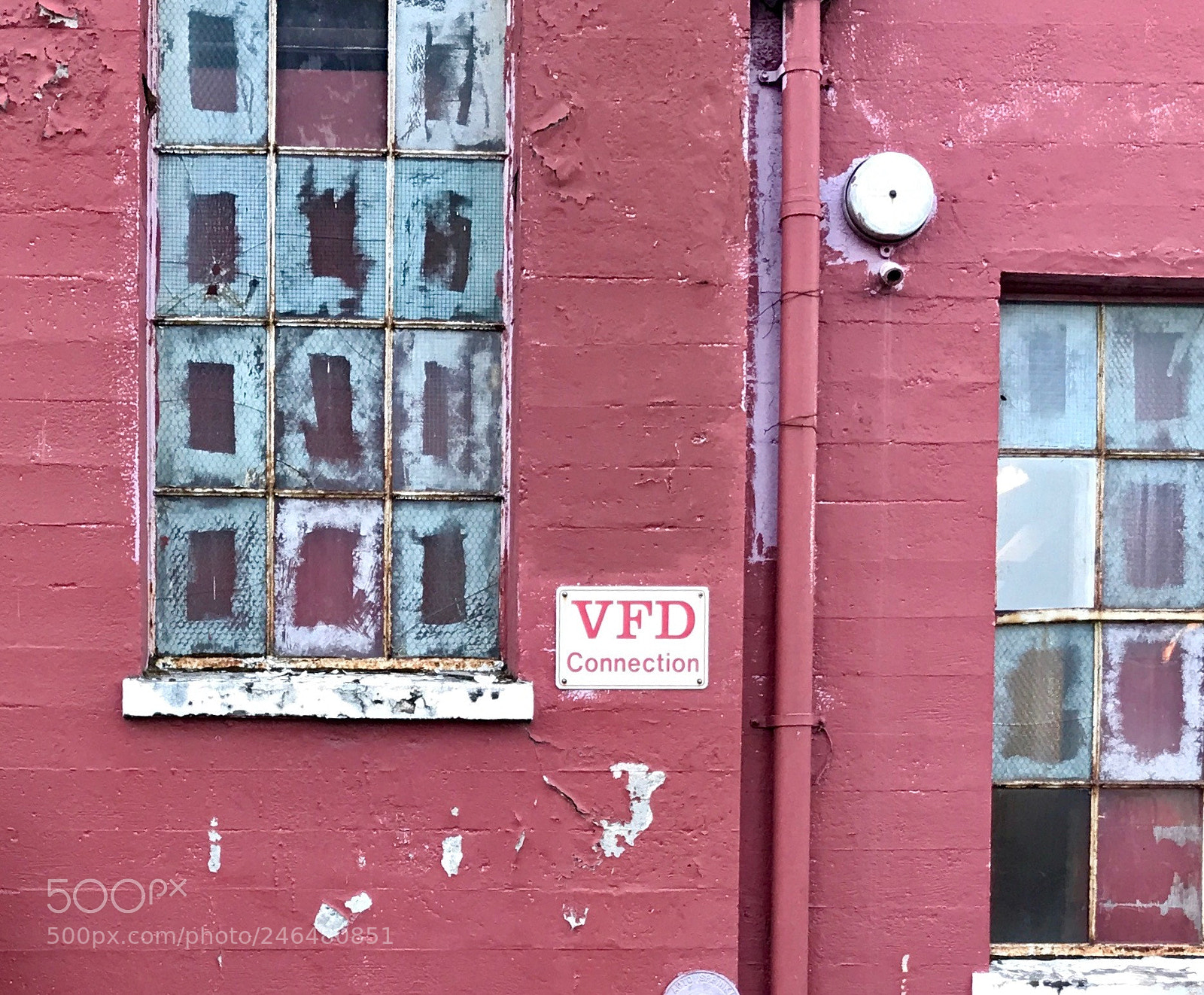 Apple iPhone 7 Plus sample photo. Red wall photography