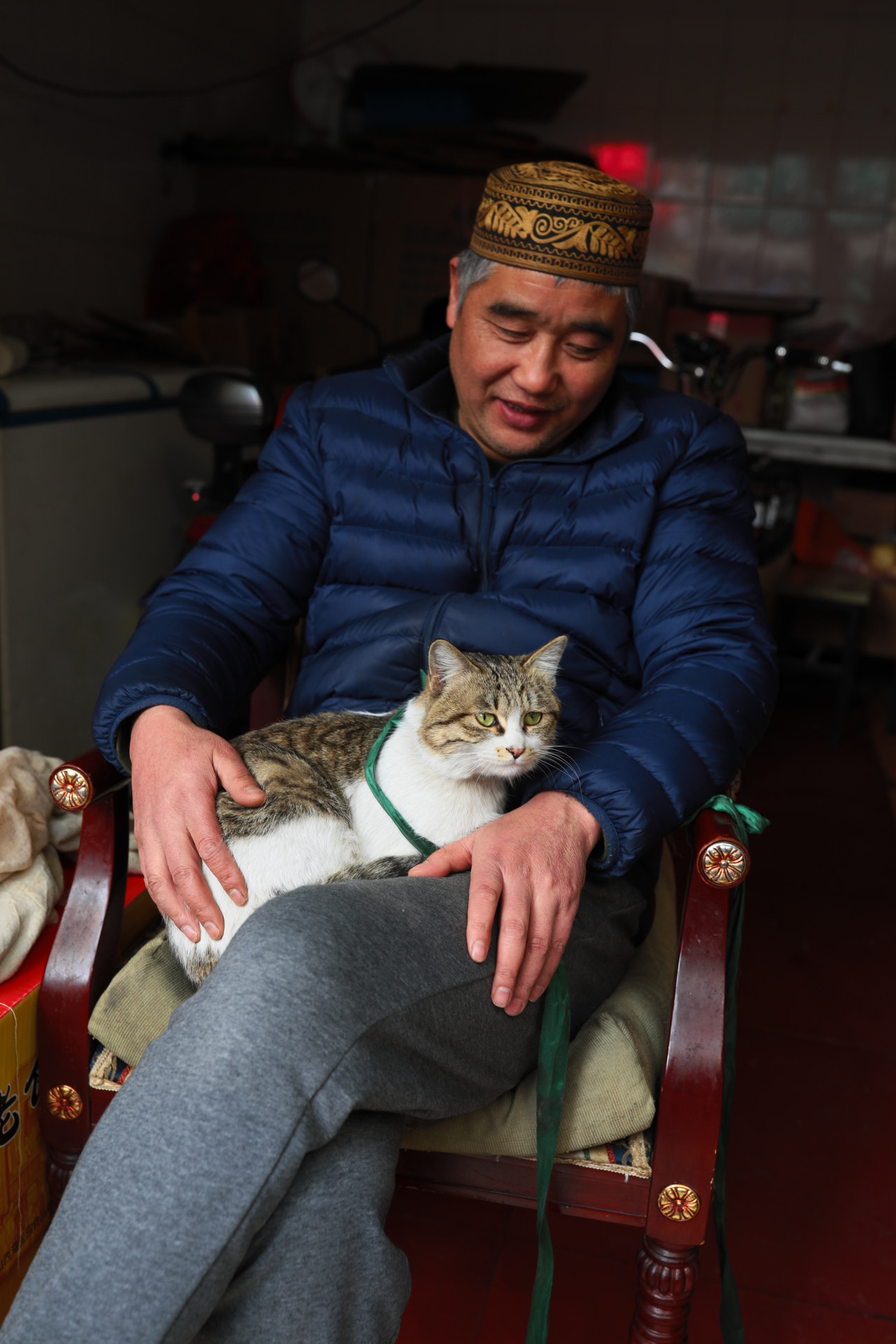 Canon EOS 5D Mark IV sample photo. The man with cat photography