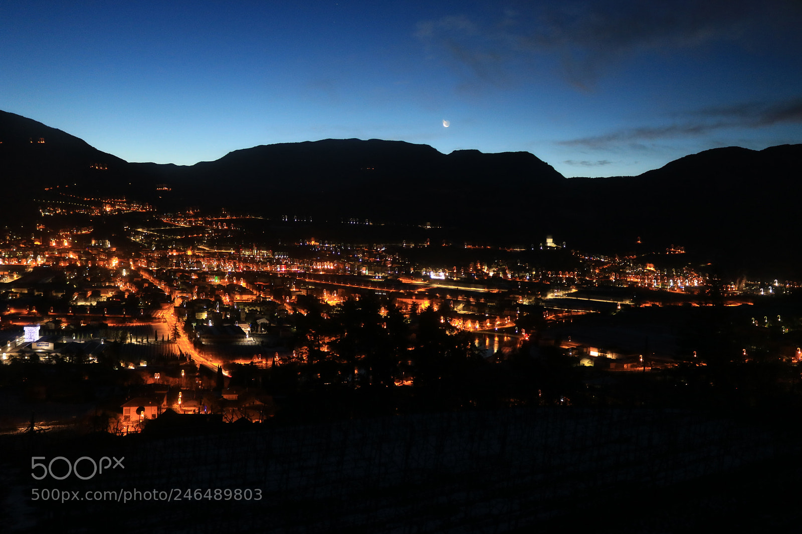 Canon EOS 750D (EOS Rebel T6i / EOS Kiss X8i) sample photo. Rovereto di notte photography