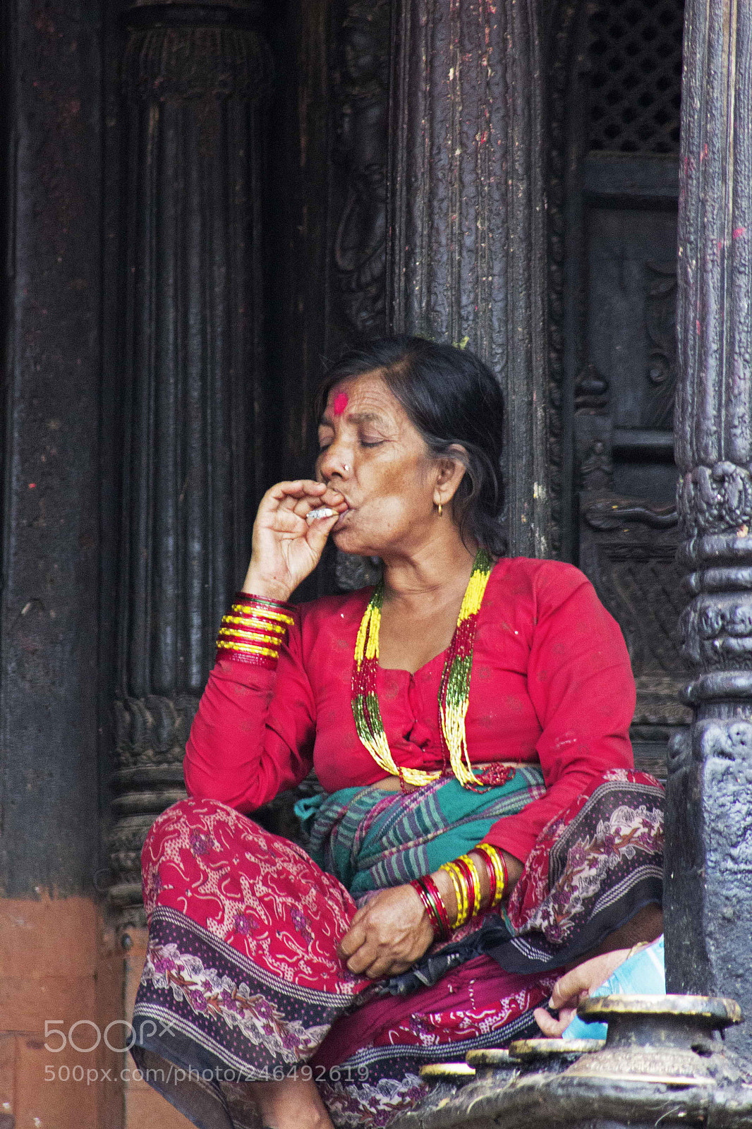Canon EOS 600D (Rebel EOS T3i / EOS Kiss X5) sample photo. Nepalese smoking weirdly photography