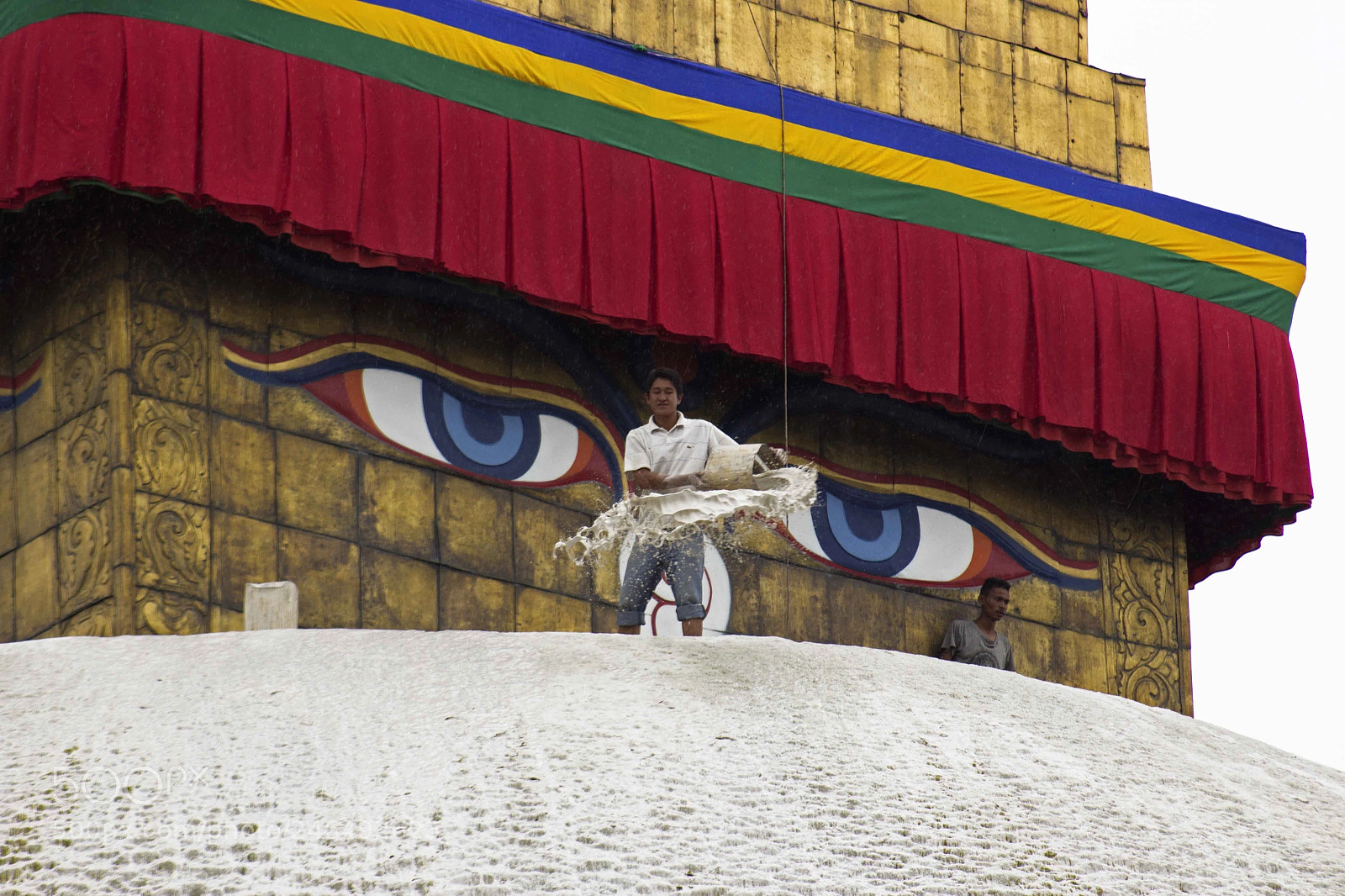 Canon EOS 600D (Rebel EOS T3i / EOS Kiss X5) sample photo. Man cleaning the boudhanath photography