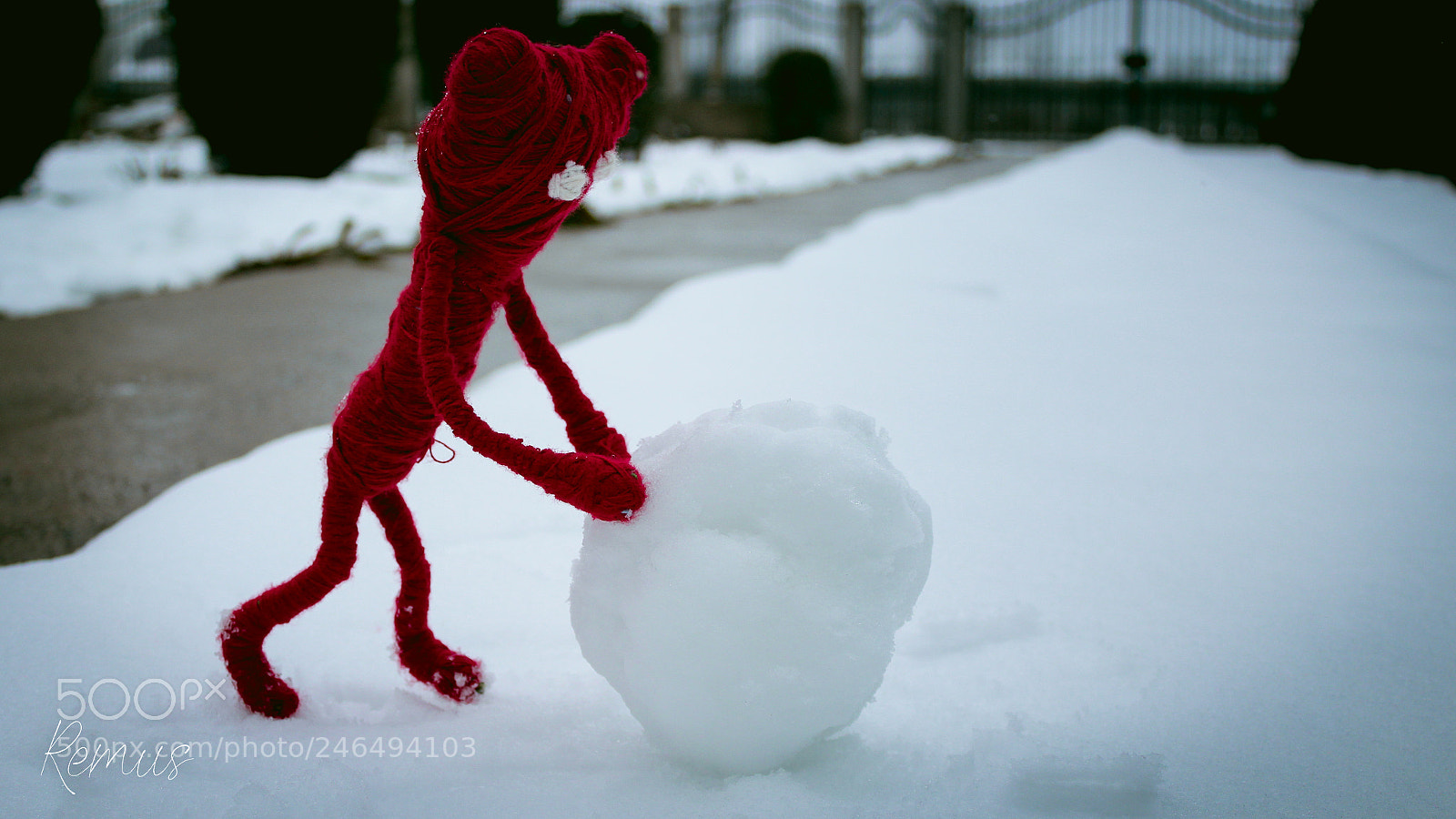 Canon EOS 1300D (EOS Rebel T6 / EOS Kiss X80) sample photo. Making a snowman photography
