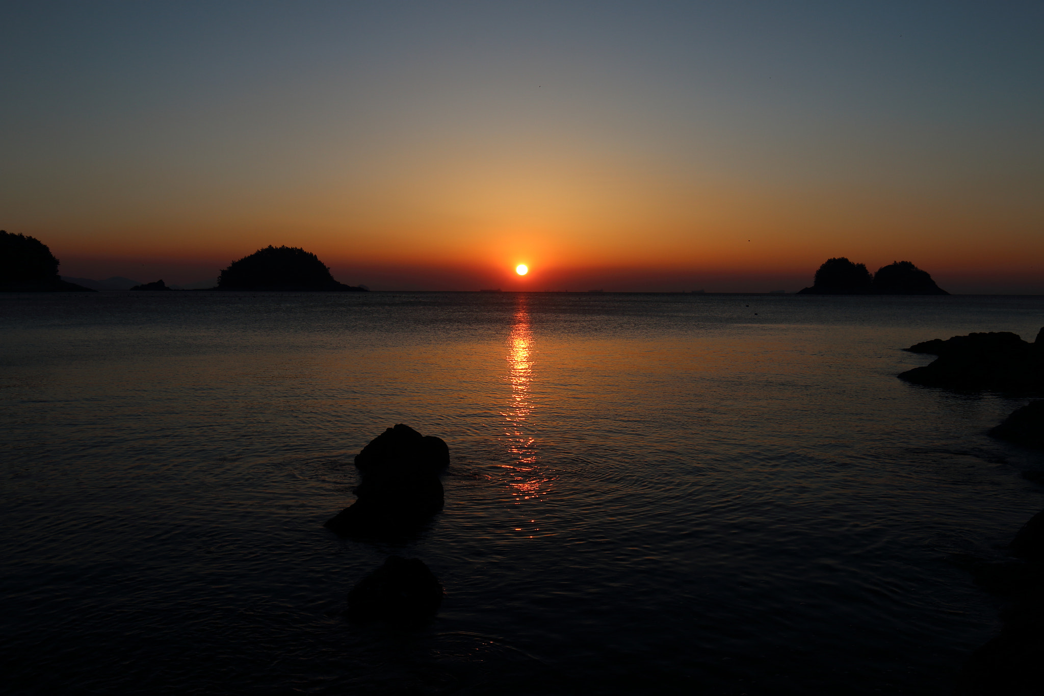 Canon EF 16-35mm F4L IS USM sample photo. Sunrise photography