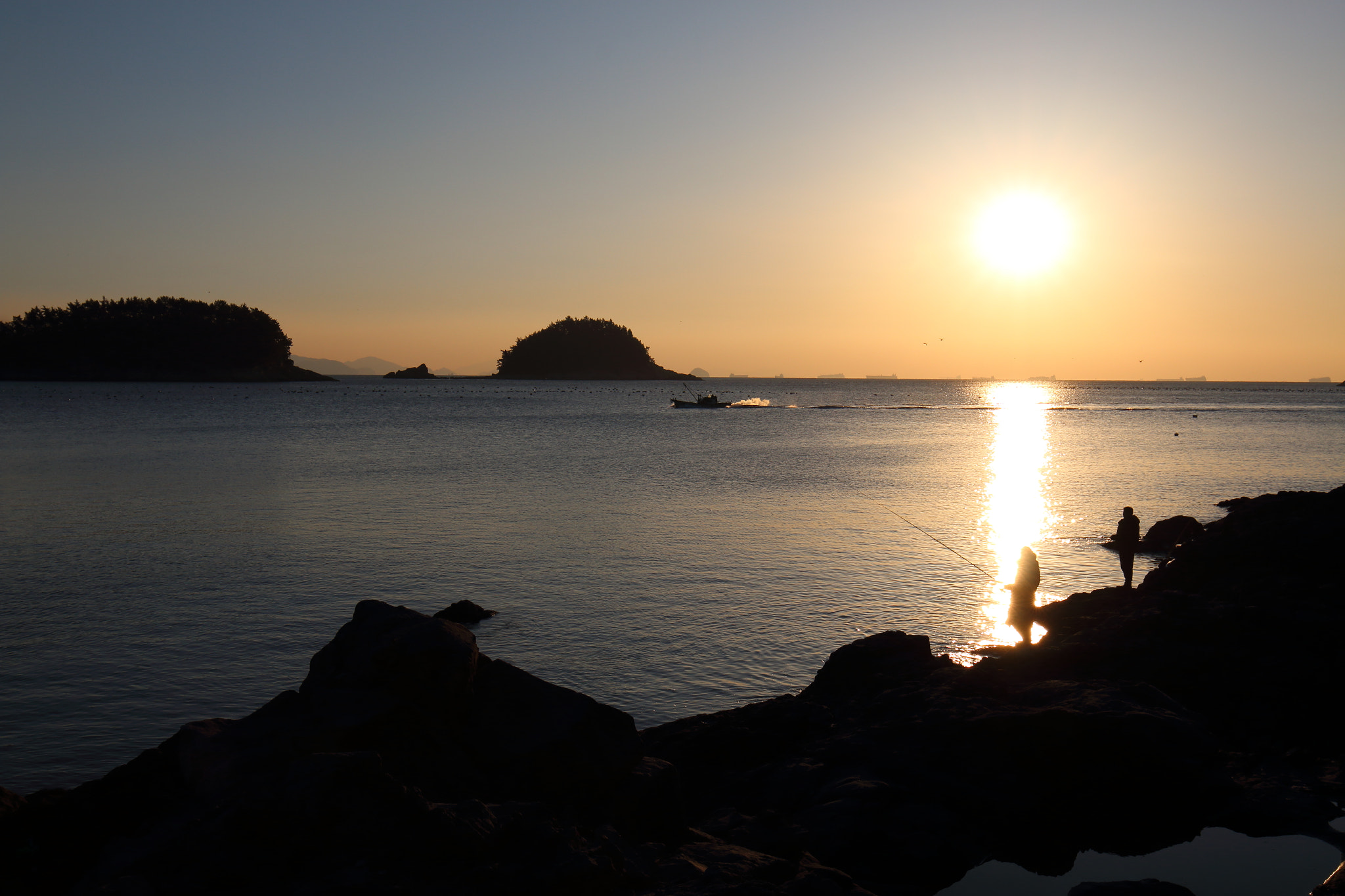Canon EF 16-35mm F4L IS USM sample photo. Silhouette photography